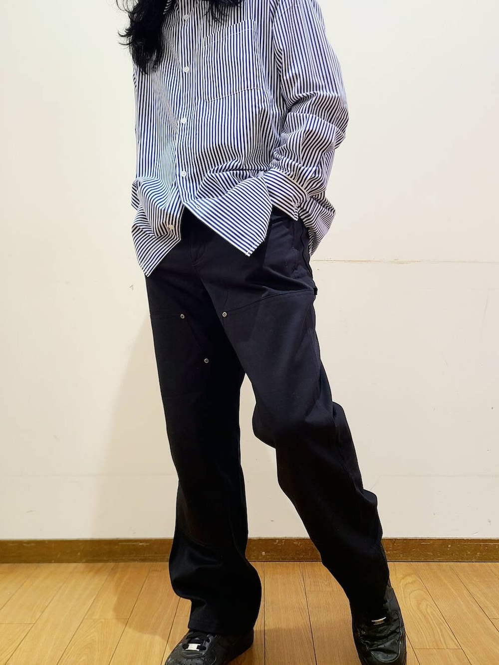 ブルー系のシャツ/ブラウス、ブラック系のその他パンツを着用したメンズの冬コーディネートの4枚目の写真