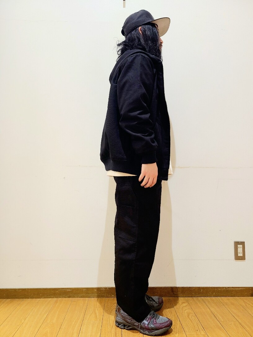 ホワイト系のTシャツ/カットソー、ブラック系のブルゾン、ブラック系のその他パンツを着用したメンズの冬コーディネートの2枚目の写真