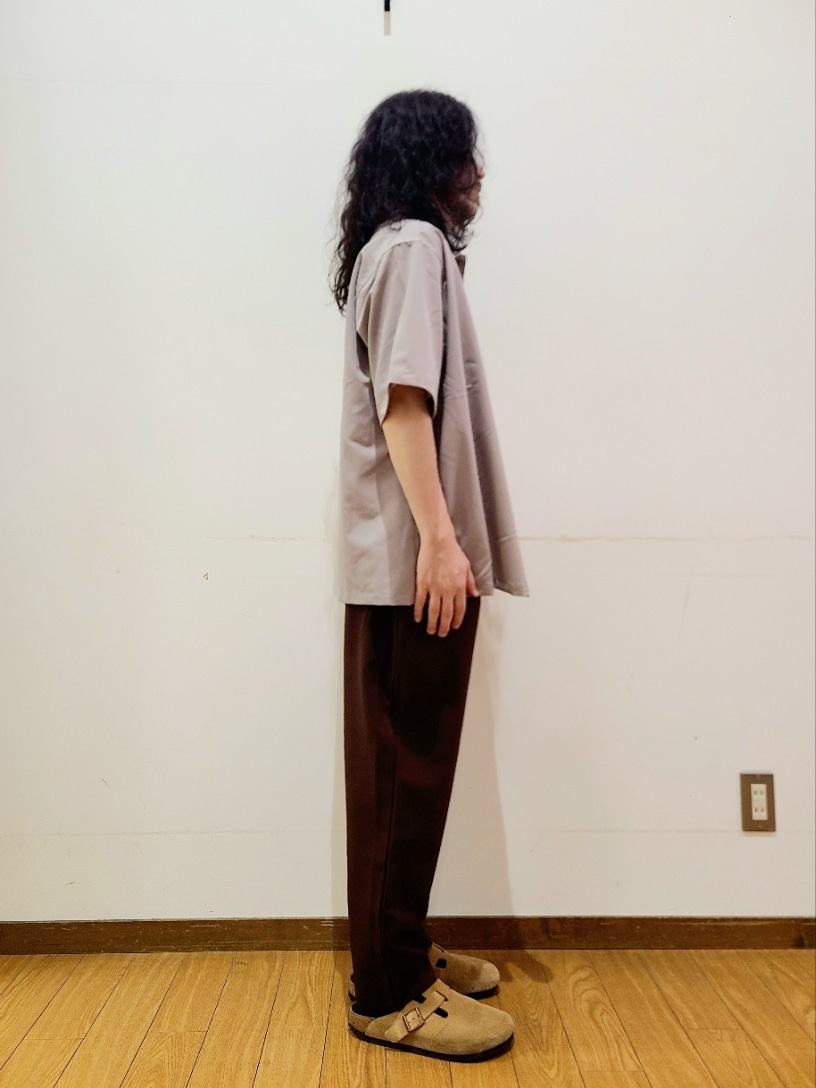 ホワイト系のTシャツ/カットソー、グレー系のシャツ/ブラウス、ブラウン系のその他パンツを着用したメンズの夏コーディネートの2枚目の写真