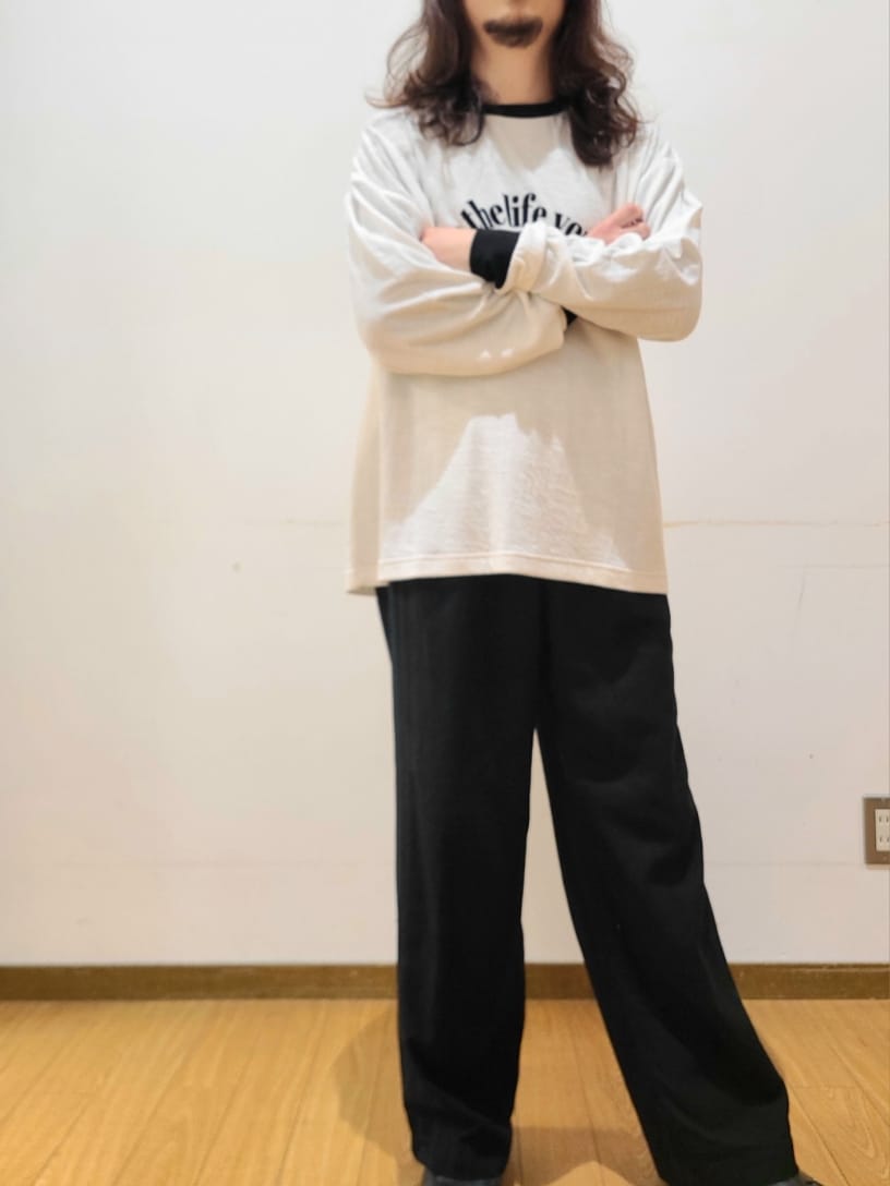ホワイト系のTシャツ/カットソー、ブラック系のその他パンツ、グレー系のメガネを着用したメンズの春コーディネートの4枚目の写真
