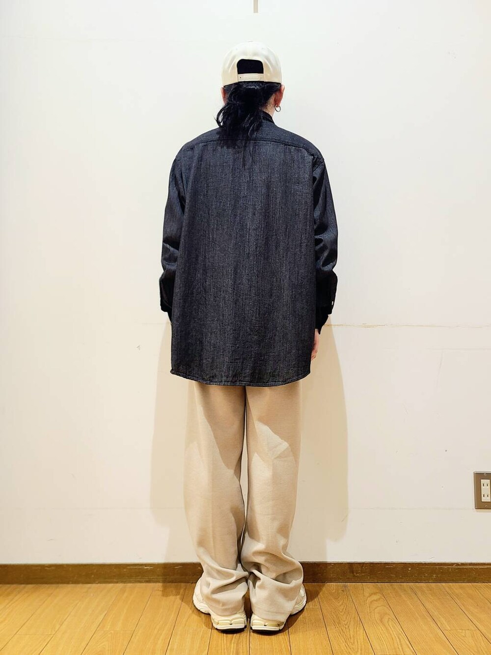 ベージュ系のその他パンツ、ブラック系のシャツ/ブラウス、ベージュ系のキャップを着用したメンズの秋コーディネートの3枚目の写真