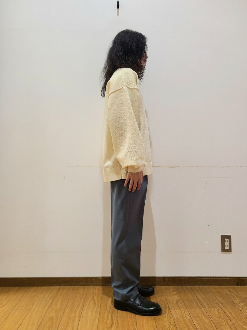 ホワイト系のTシャツ/カットソー、グリーン系のその他パンツを着用したメンズの秋コーディネートの2枚目の写真