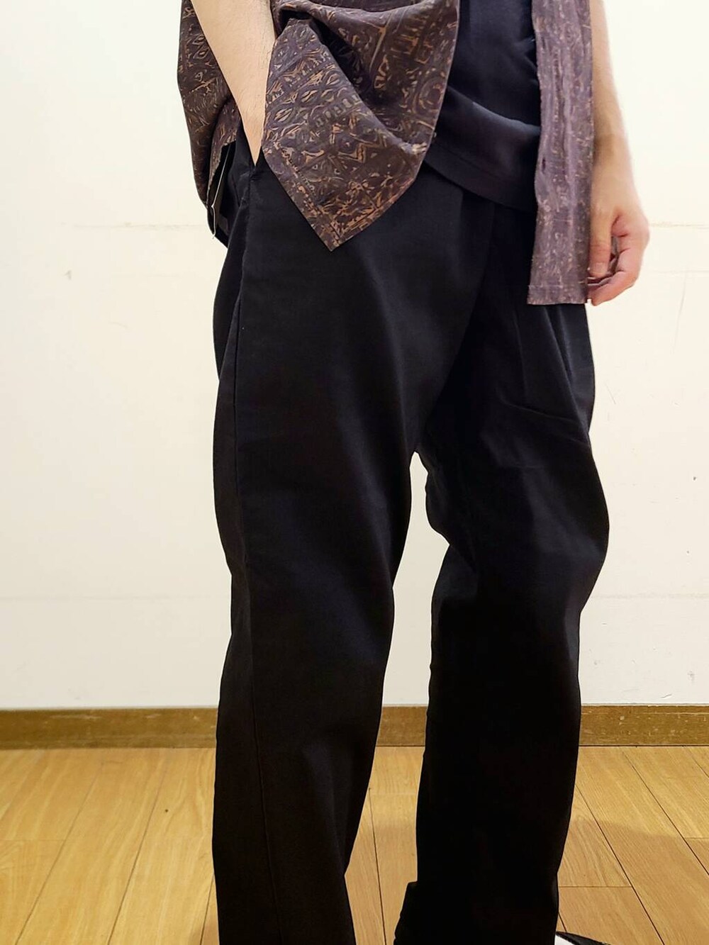 ブラック系のその他パンツ、ブラック系のTシャツ/カットソー、ブラウン系のシャツ/ブラウスを着用したメンズの夏コーディネートの8枚目の写真