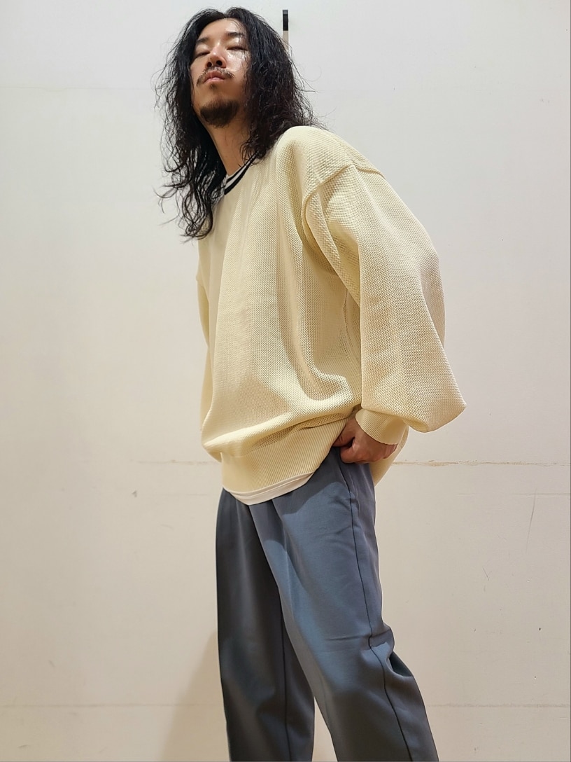 ホワイト系のTシャツ/カットソー、グリーン系のその他パンツを着用したメンズの秋コーディネートの5枚目の写真