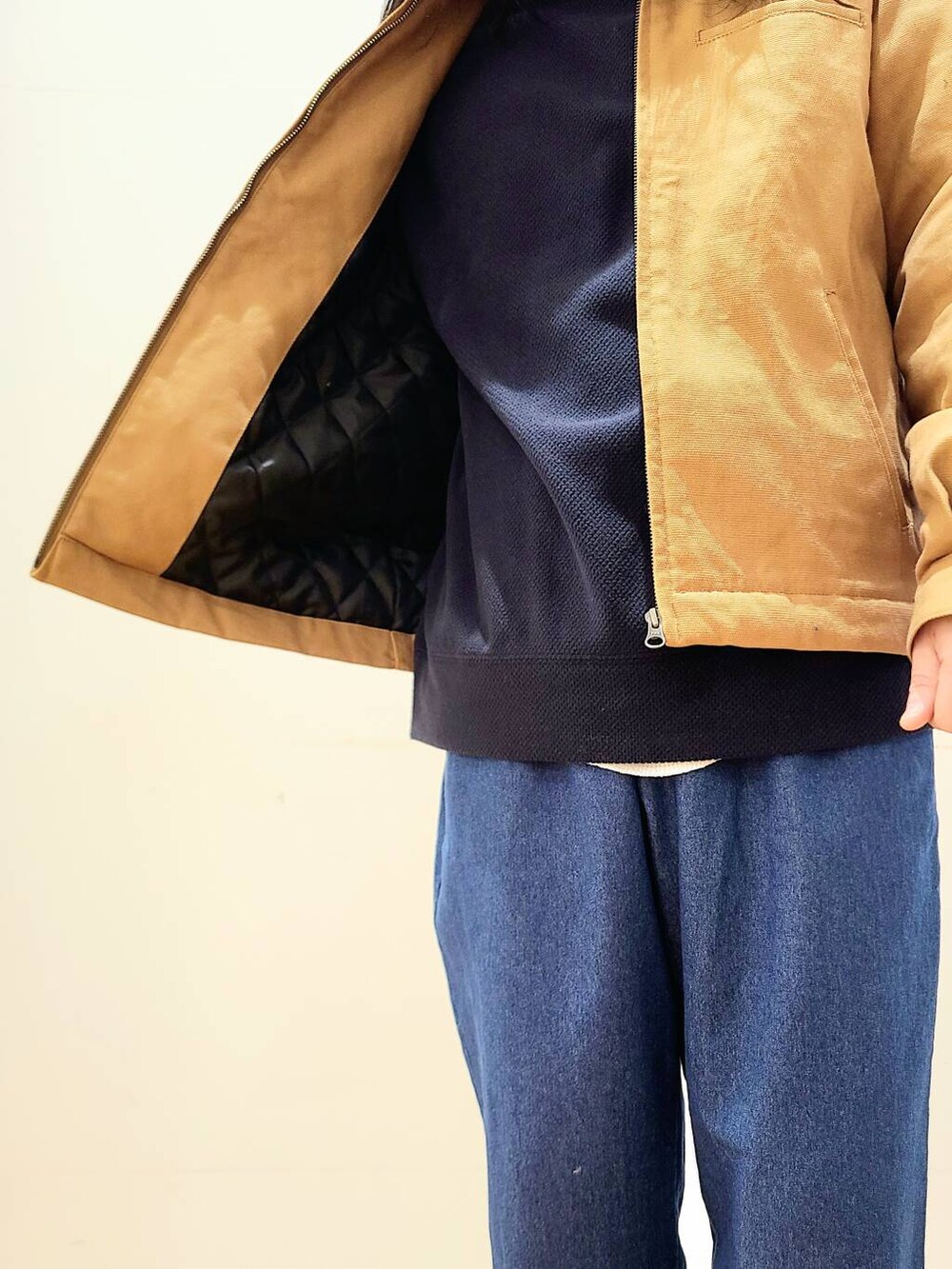 イエロー系のその他アウター、ブラック系のスニーカー、ブルー系のその他パンツを着用したメンズの冬コーディネートの7枚目の写真