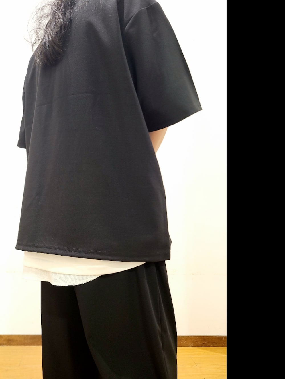 ブラック系のTシャツ/カットソー、ホワイト系のTシャツ/カットソー、ブラック系のその他パンツを着用したメンズの夏コーディネートの4枚目の写真