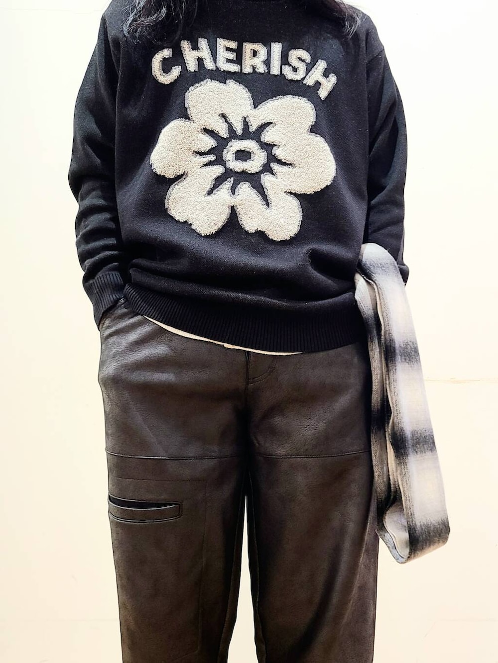 ブラック系のその他パンツ、ブラック系のスニーカー、ブラック系のニット/セーターを着用したメンズの冬コーディネートの7枚目の写真