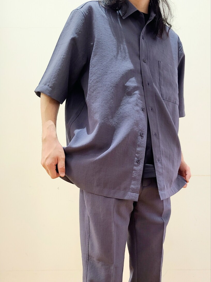 ブラック系のTシャツ/カットソー、ブルー系のシャツ/ブラウス、ブルー系のその他パンツを着用したメンズの春コーディネートの6枚目の写真