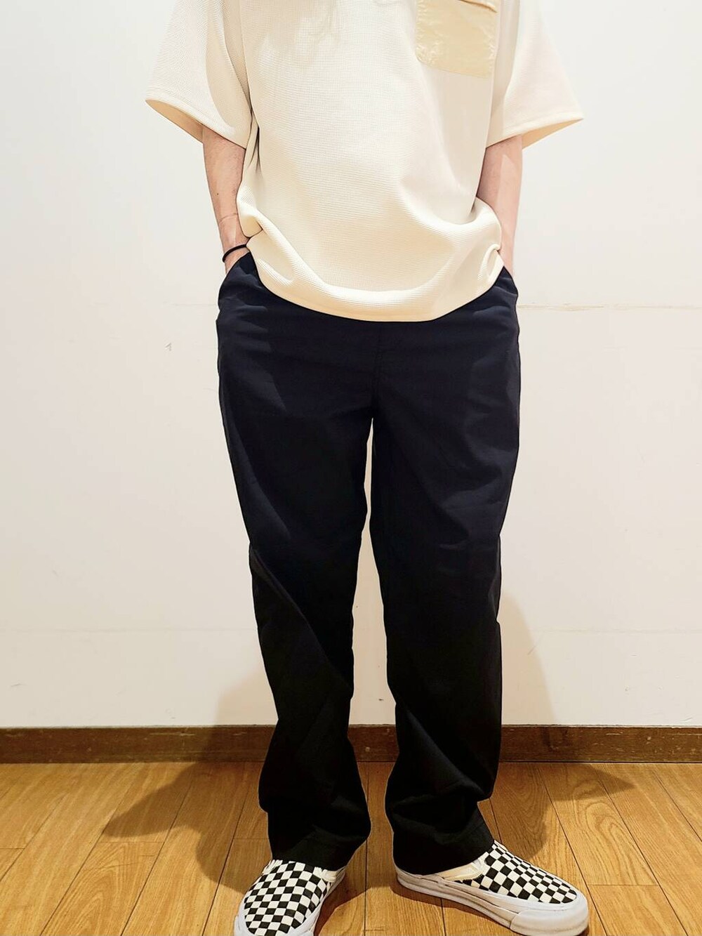 ブラック系のスニーカー、ホワイト系のTシャツ/カットソーを着用したメンズの春コーディネートの4枚目の写真