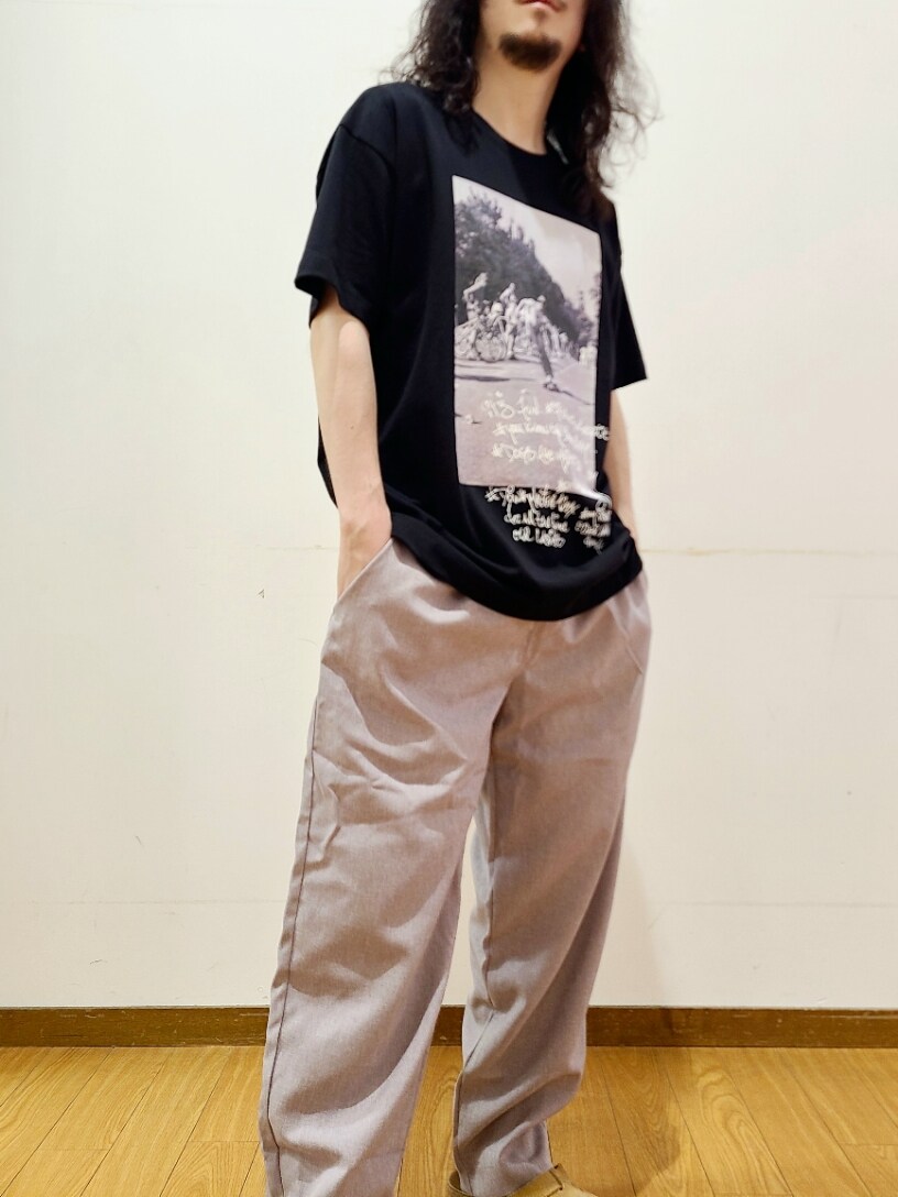 ブラック系のTシャツ/カットソー、グレー系のその他パンツ、ブラウン系のメガネを着用したメンズの春コーディネートの4枚目の写真