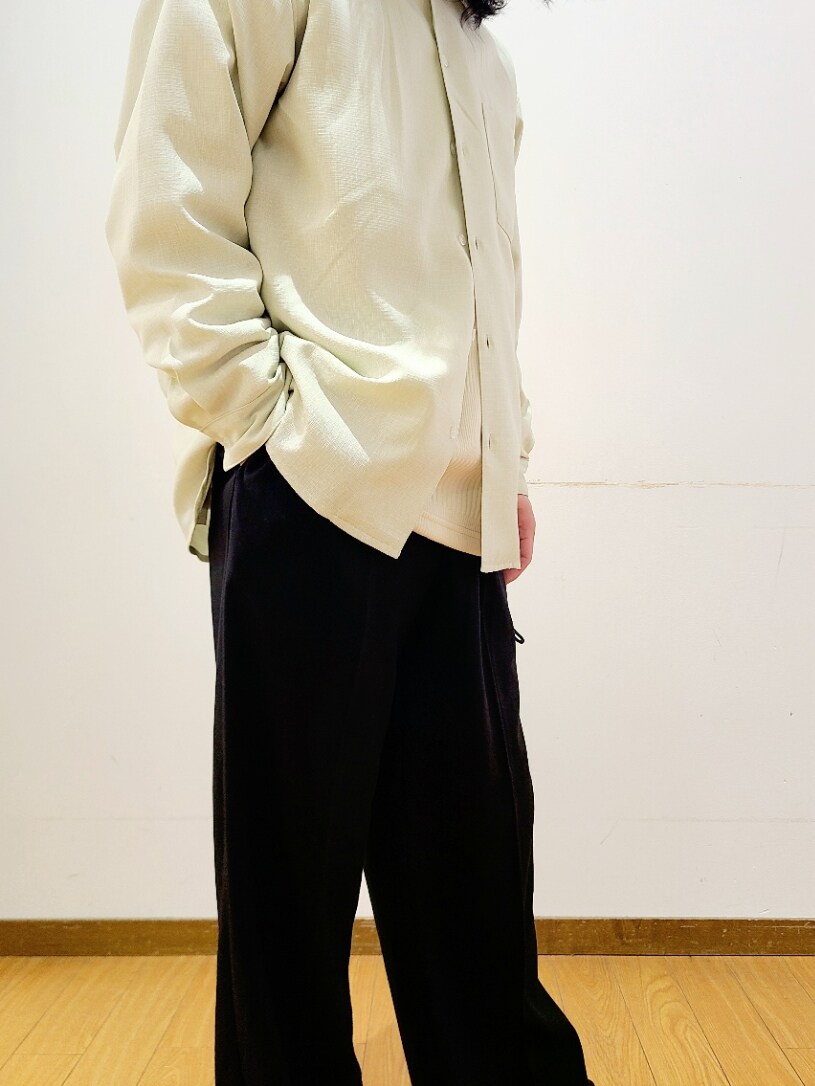 グリーン系のシャツ/ブラウス、ホワイト系のTシャツ/カットソー、ブラック系のその他パンツを着用したメンズの春コーディネートの6枚目の写真