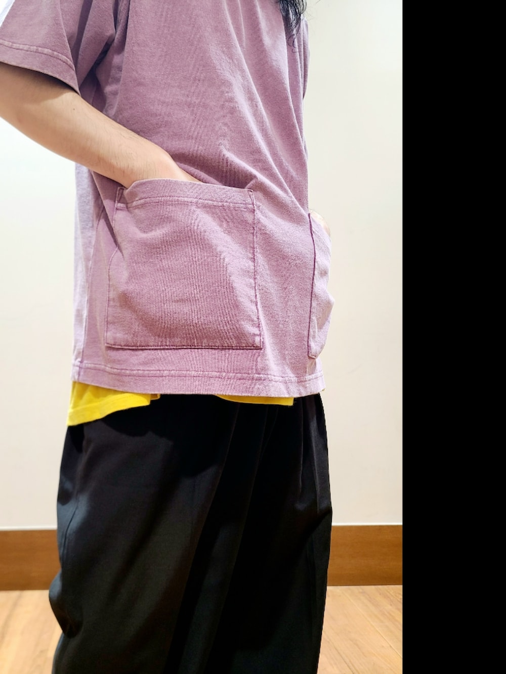 パープル系のTシャツ/カットソーを着用したメンズの夏コーディネートの5枚目の写真