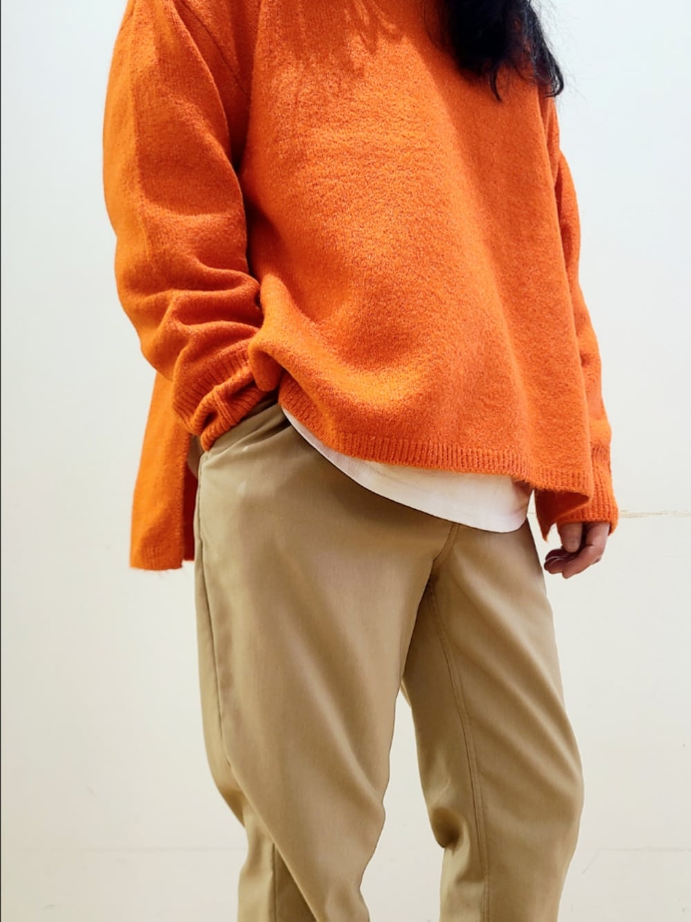 ベージュ系のその他パンツ、オレンジ系のニット/セーターを着用したメンズの冬コーディネートの7枚目の写真