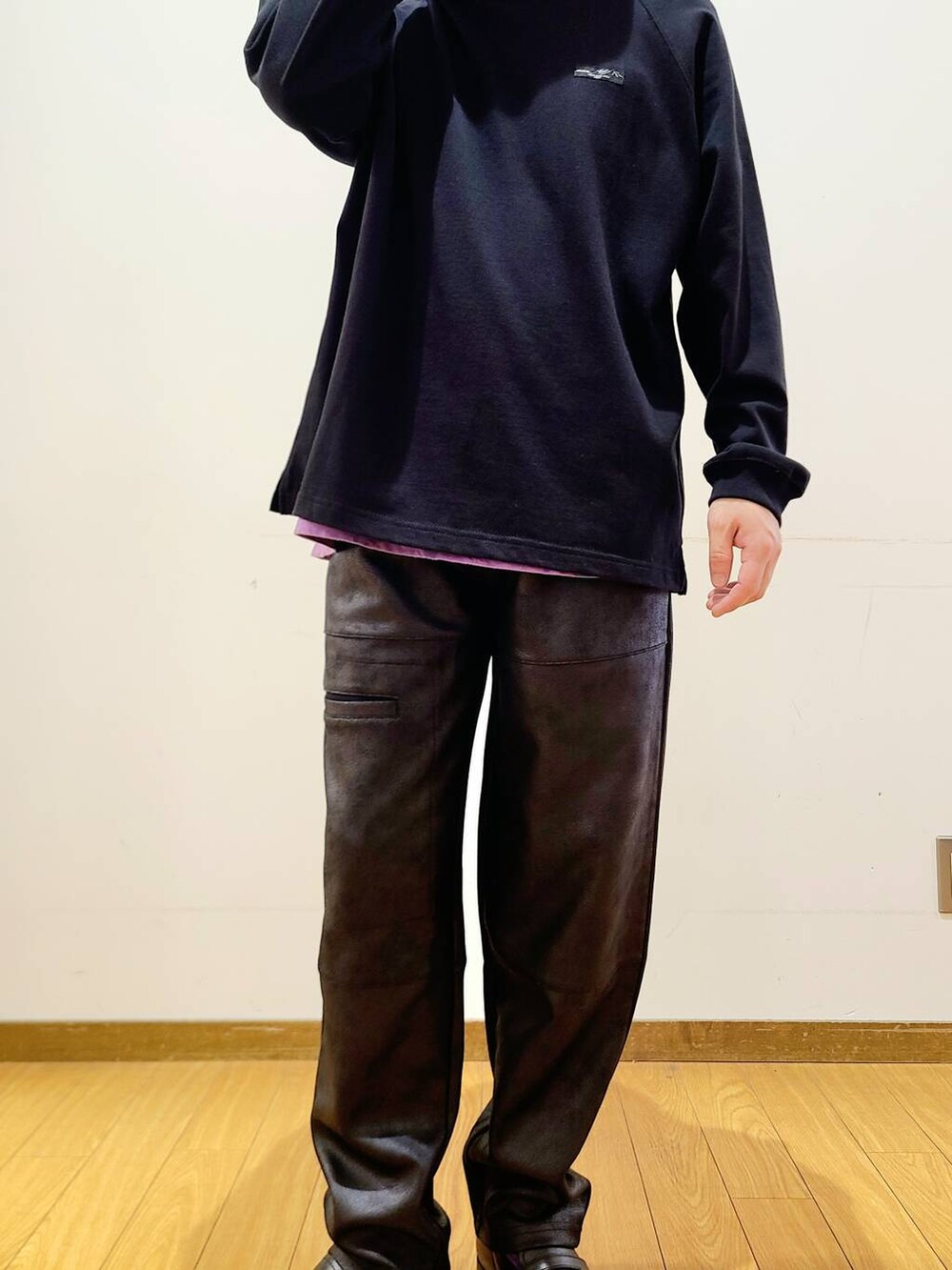 ブラック系のその他パンツ、ブラック系のTシャツ/カットソーを着用したメンズの秋コーディネートの7枚目の写真