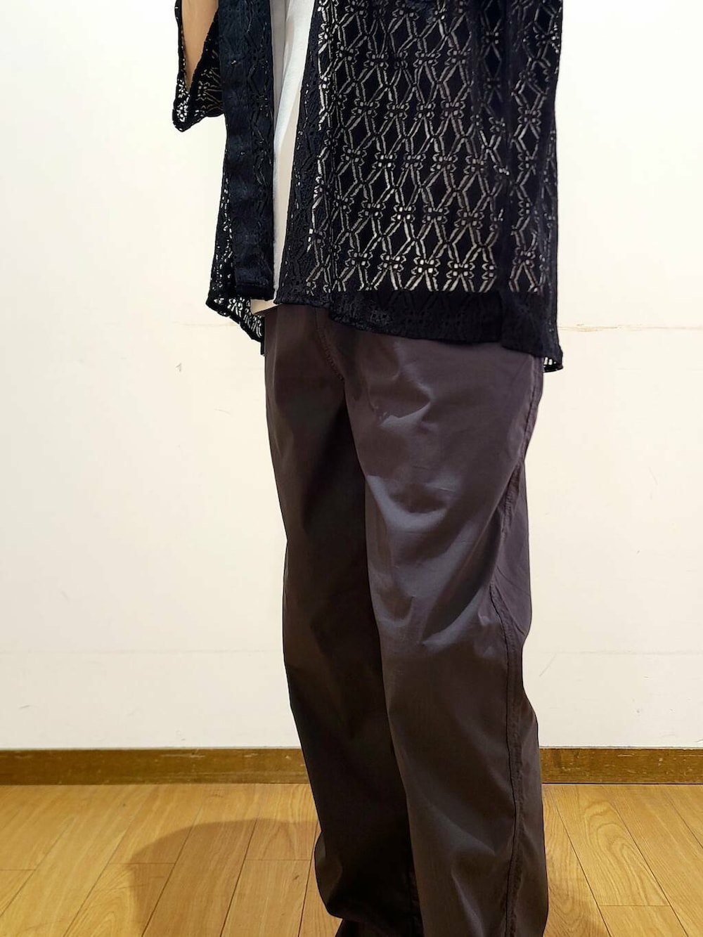 「シンプル、スニーカー、vans、カジュアル、モノトーン、イージーパンツ、シンプルコーデ、機能素材、柄シャツ、低身長、スニーカーコーデ、夏コーデ、UVカット、接触冷感、newarrival」｜「ITEMS URBANRESEARCHの『速乾/イージーケア/UVカット』高機能ポンチショートスリーブカットソー（Tシャツ/カットソー、ホワイト系）」を使った、アライタカノリさん（メンズ・164cm）の春コーディネートの6枚目の写真