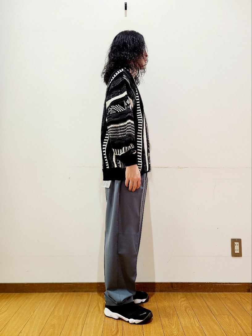 ブラック系のニット/セーター、グリーン系のその他パンツを着用したメンズの秋コーディネートの3枚目の写真