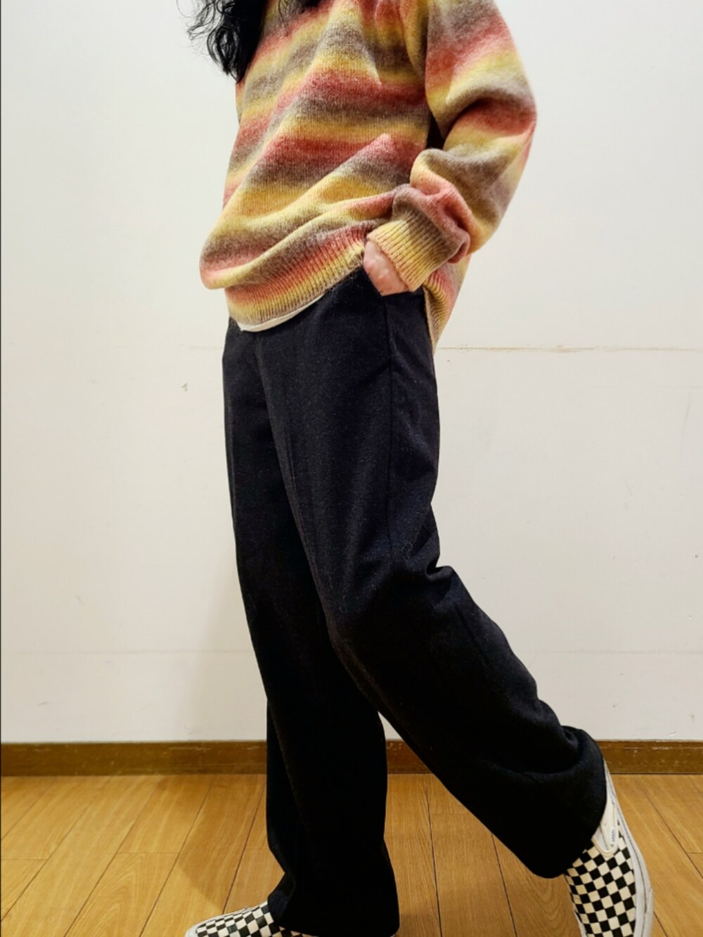 ブラック系のスニーカー、レッド系のニット/セーター、ブラック系のその他パンツを着用したメンズの秋コーディネートの5枚目の写真