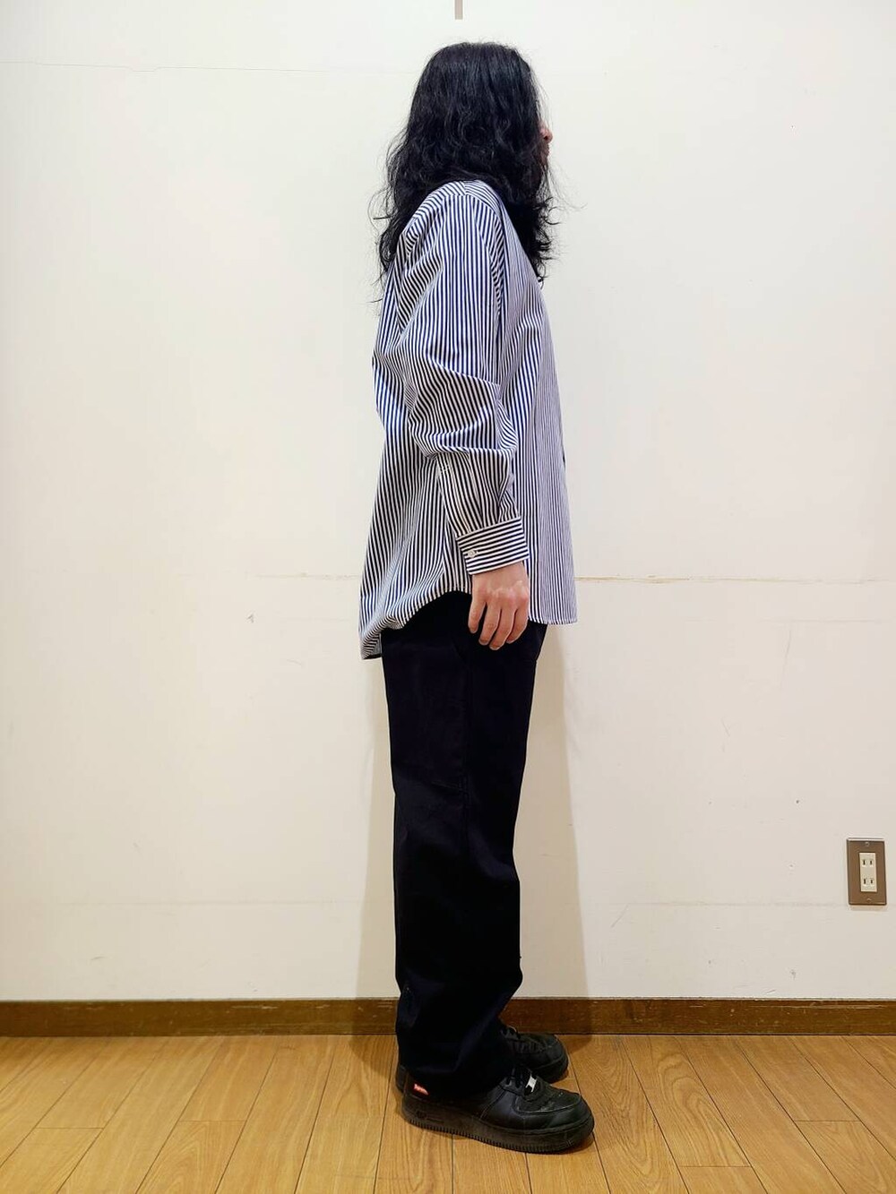 ブルー系のシャツ/ブラウス、ブラック系のその他パンツを着用したメンズの冬コーディネートの2枚目の写真