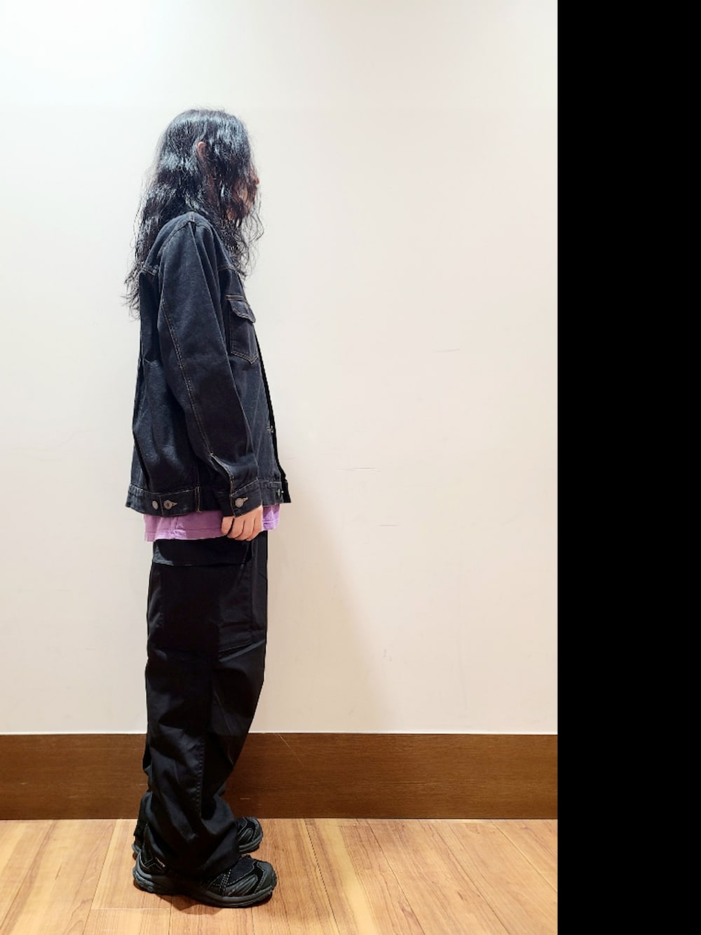 ブラック系のデニムジャケット、ブラック系のその他パンツを着用したメンズの秋コーディネートの2枚目の写真