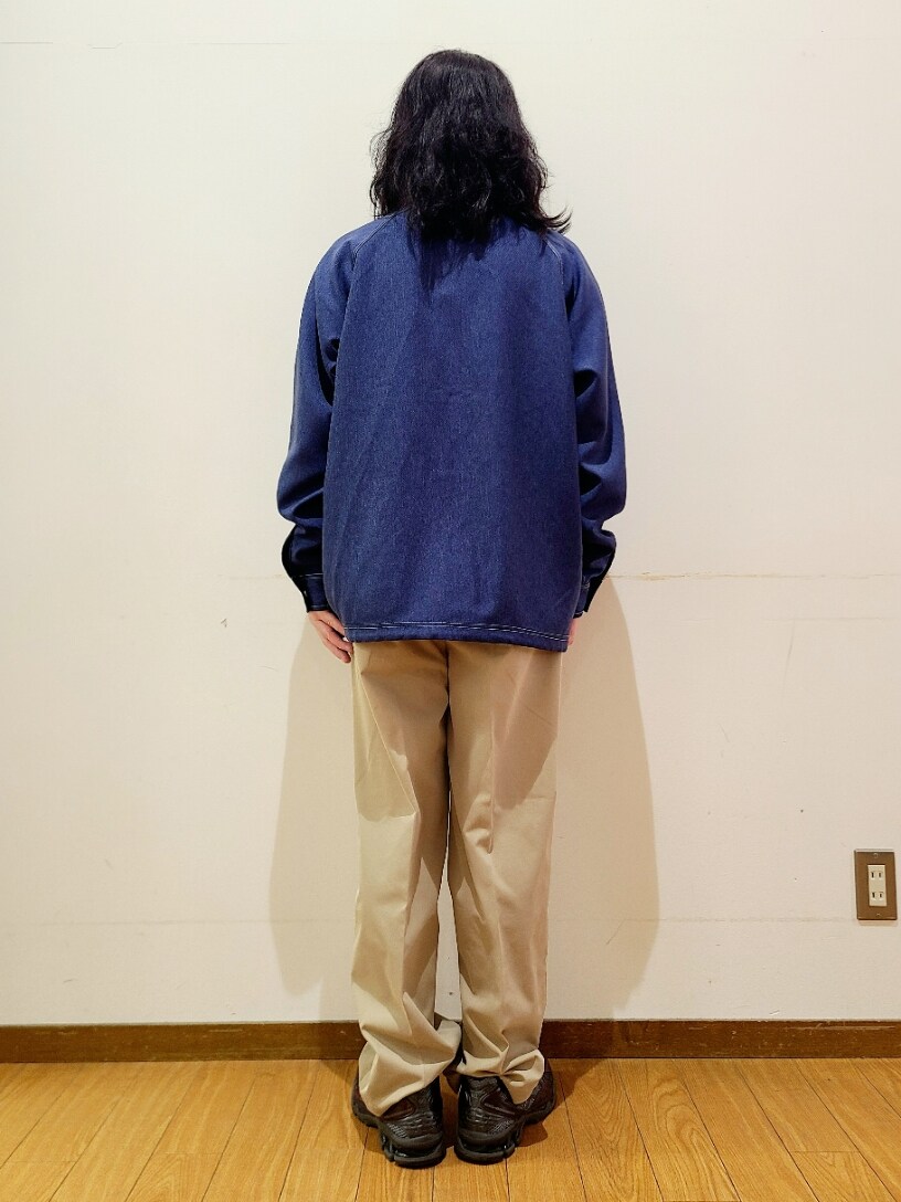 ブラック系のTシャツ/カットソー、ブルー系のブルゾン、ベージュ系のその他パンツを着用したメンズの春コーディネートの3枚目の写真