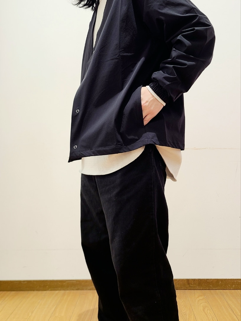 ブラック系のその他アウター、ブラック系のその他パンツ、ブラック系のキャップを着用したメンズの冬コーディネートの10枚目の写真