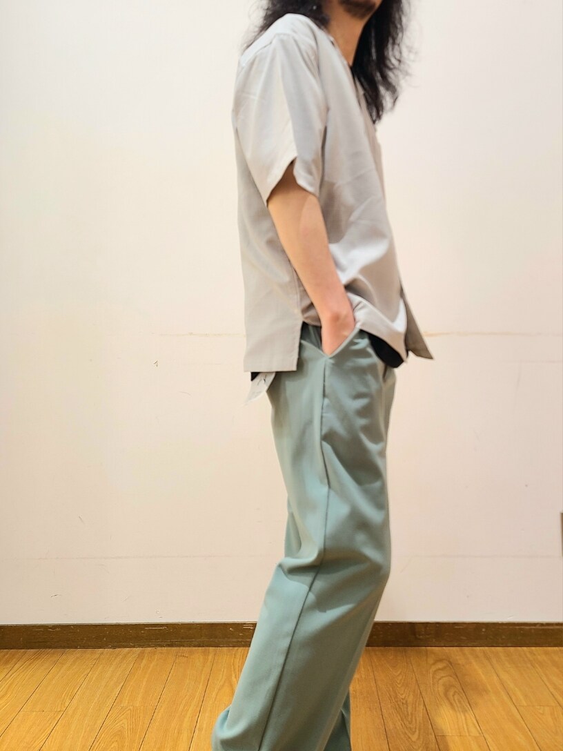 グレー系のシャツ/ブラウス、ブラック系のTシャツ/カットソー、グリーン系のその他パンツを着用したメンズの夏コーディネートの5枚目の写真