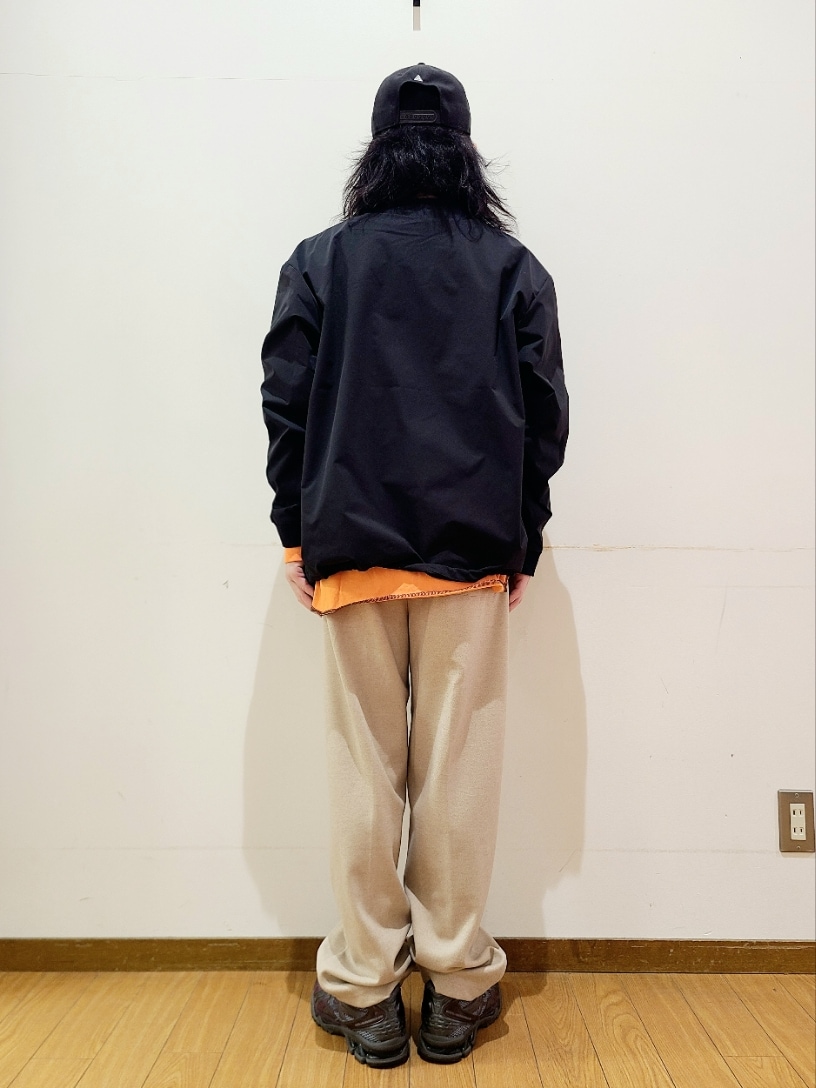 ブラック系のTシャツ/カットソー、オレンジ系のTシャツ/カットソー、ベージュ系のその他パンツを着用したメンズの冬コーディネートの3枚目の写真