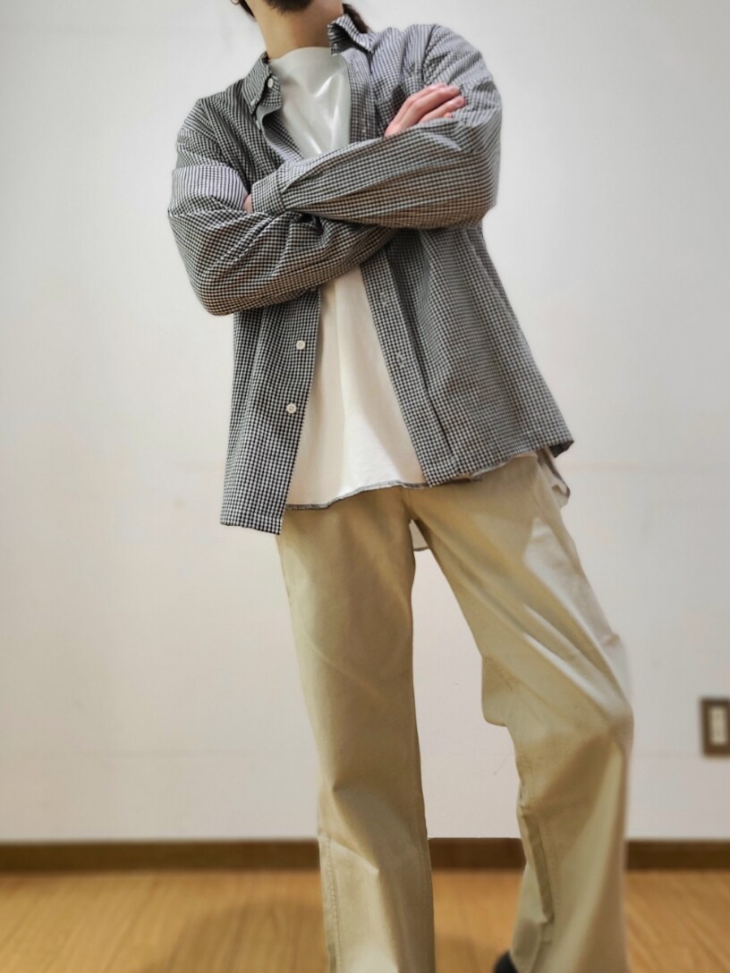 ホワイト系のTシャツ/カットソー、ベージュ系のその他パンツを着用したメンズの冬コーディネートの8枚目の写真