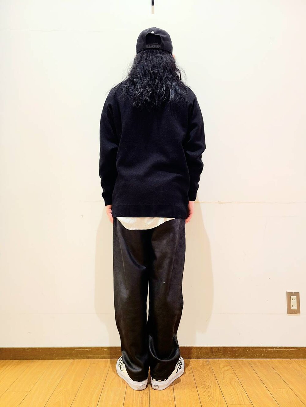 ブラック系のその他パンツ、ブラック系のスニーカー、ブラック系のニット/セーターを着用したメンズの冬コーディネートの3枚目の写真