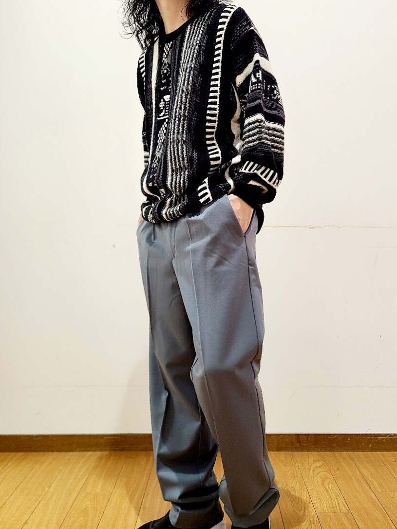 ブラック系のニット/セーター、グリーン系のその他パンツを着用したメンズの秋コーディネートの5枚目の写真