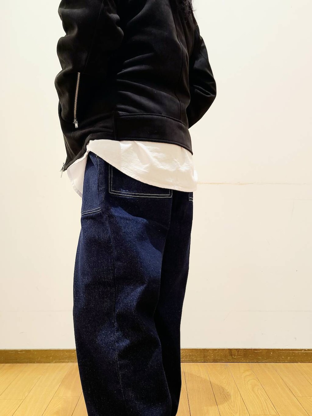 ホワイト系のシャツ/ブラウス、ブルー系のその他パンツを着用したメンズの冬コーディネートの8枚目の写真