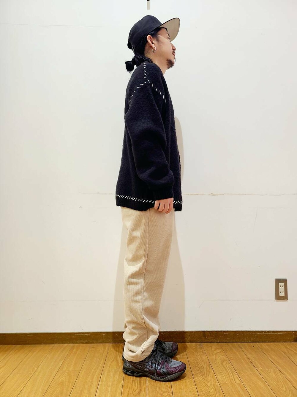 ベージュ系のその他パンツ、ブラック系のニット/セーターを着用したメンズの冬コーディネートの2枚目の写真
