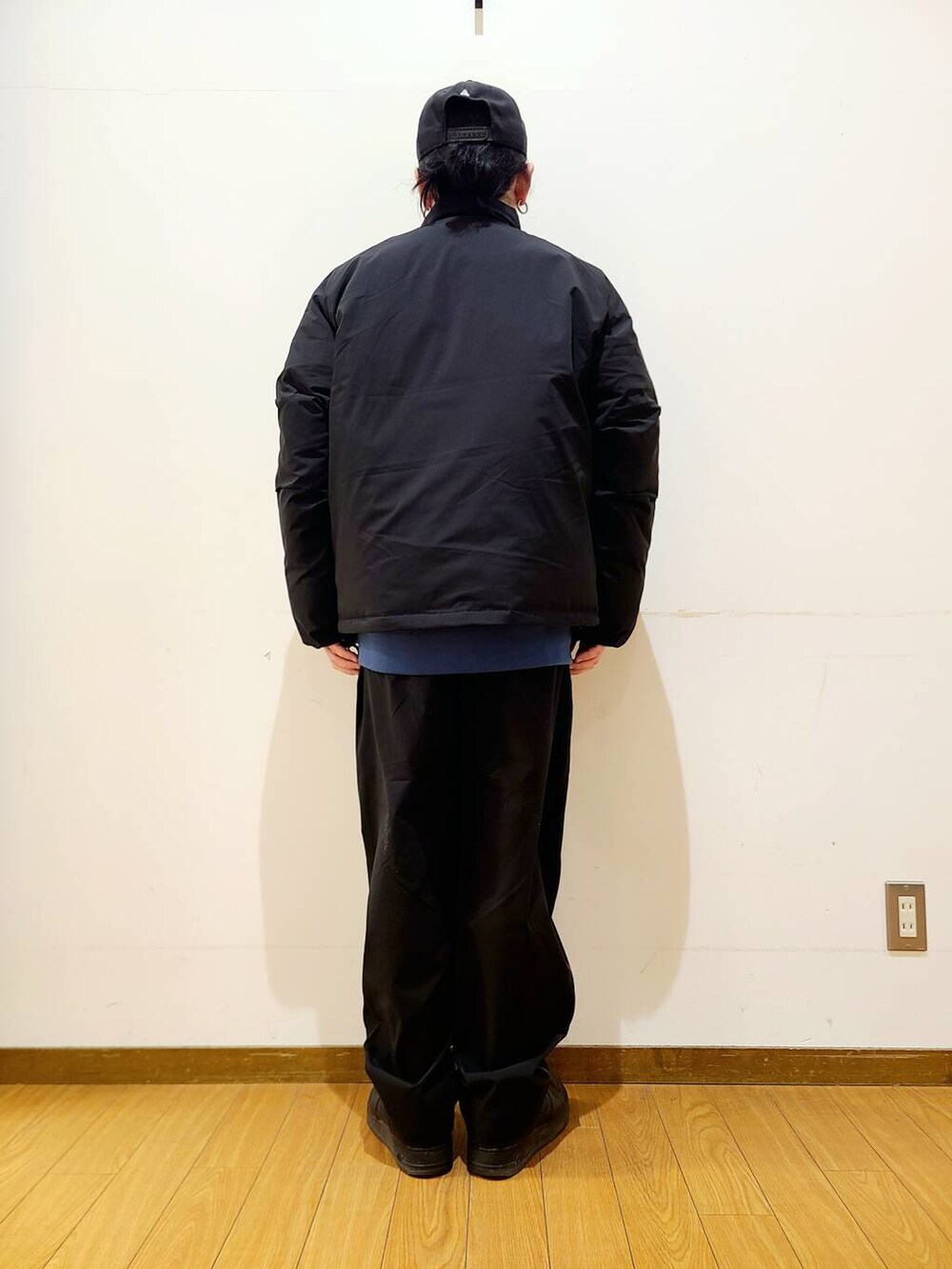 ブラック系のその他パンツ、ブルー系のスウェット、ブラック系のその他アウターを着用したメンズの冬コーディネートの3枚目の写真