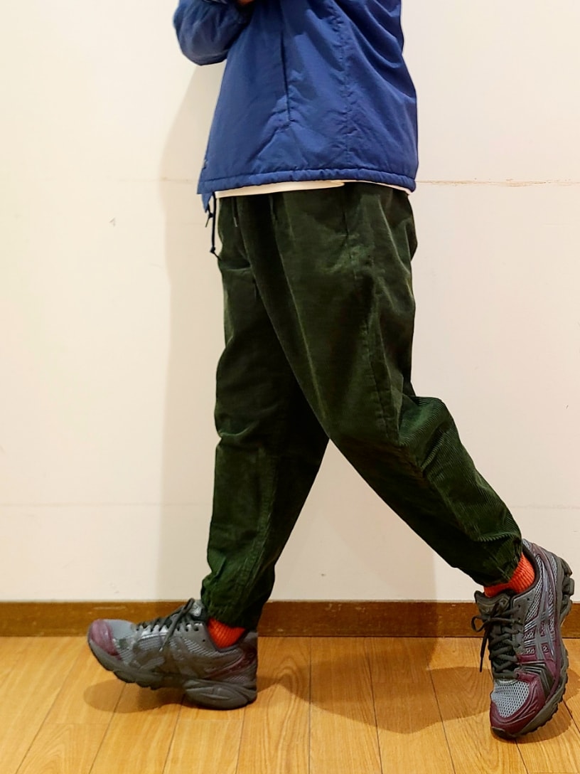 ブルー系のブルゾン、ホワイト系のTシャツ/カットソー、グリーン系のその他パンツを着用したメンズの冬コーディネートの8枚目の写真