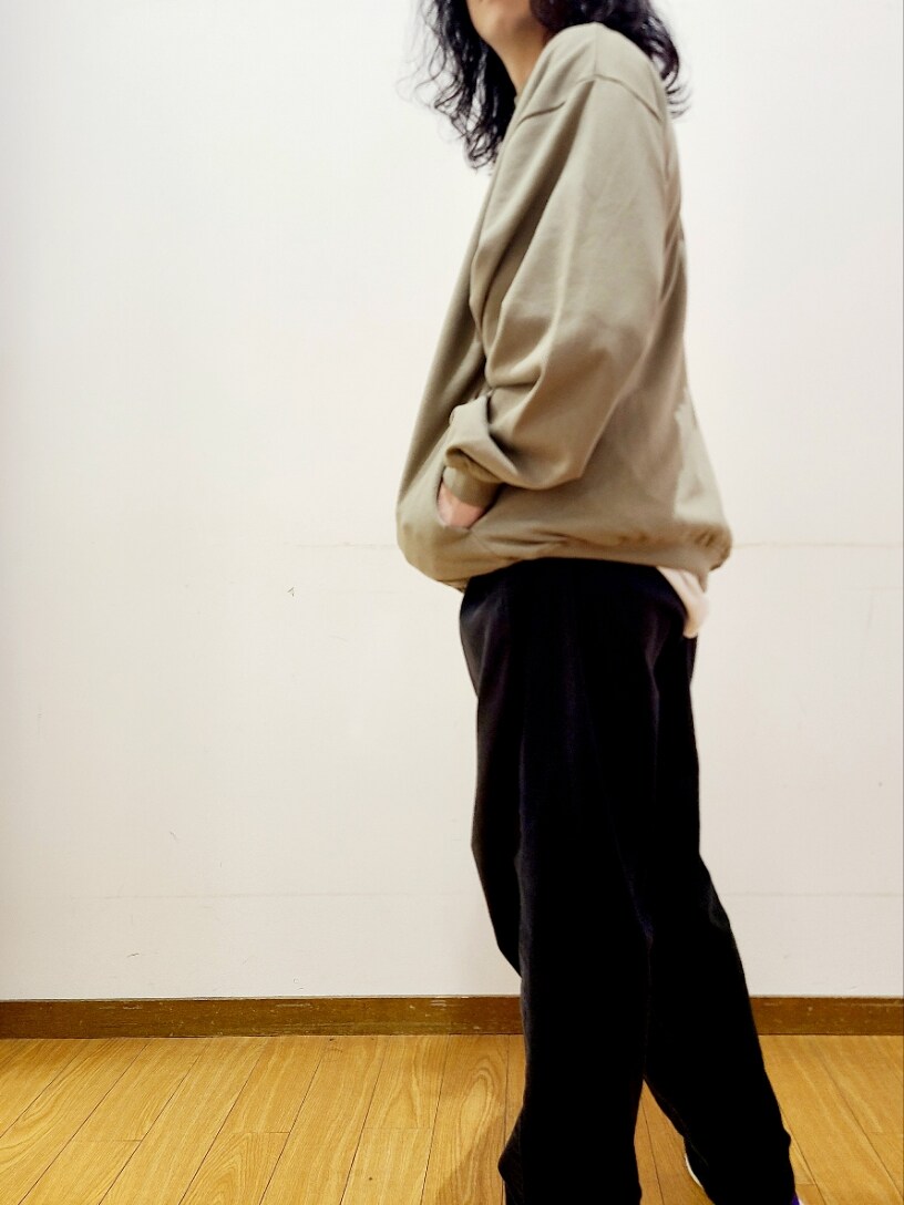 グリーン系のスウェット、ブラック系のその他パンツを着用したメンズの秋コーディネートの4枚目の写真