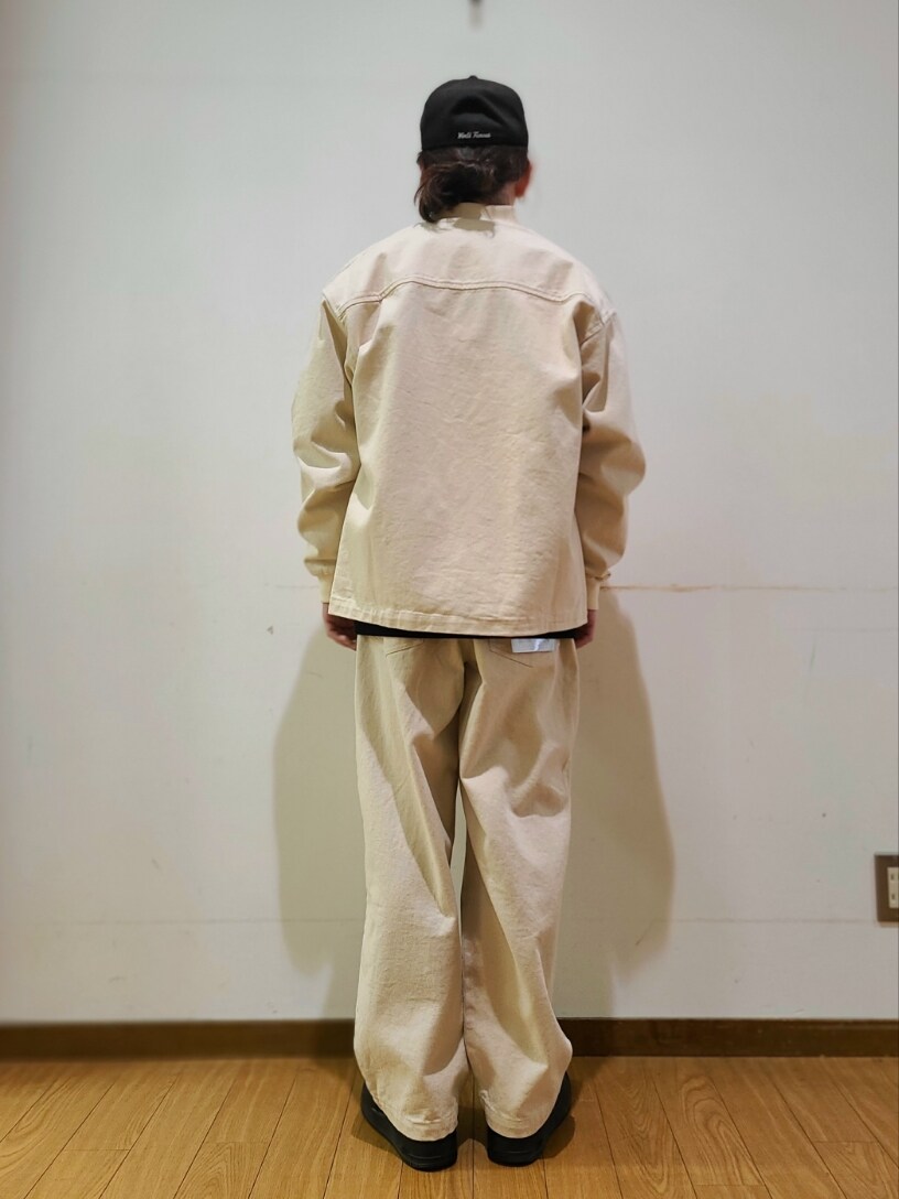 ブラック系のスウェット、ホワイト系のデニムパンツを着用したメンズの冬コーディネートの3枚目の写真