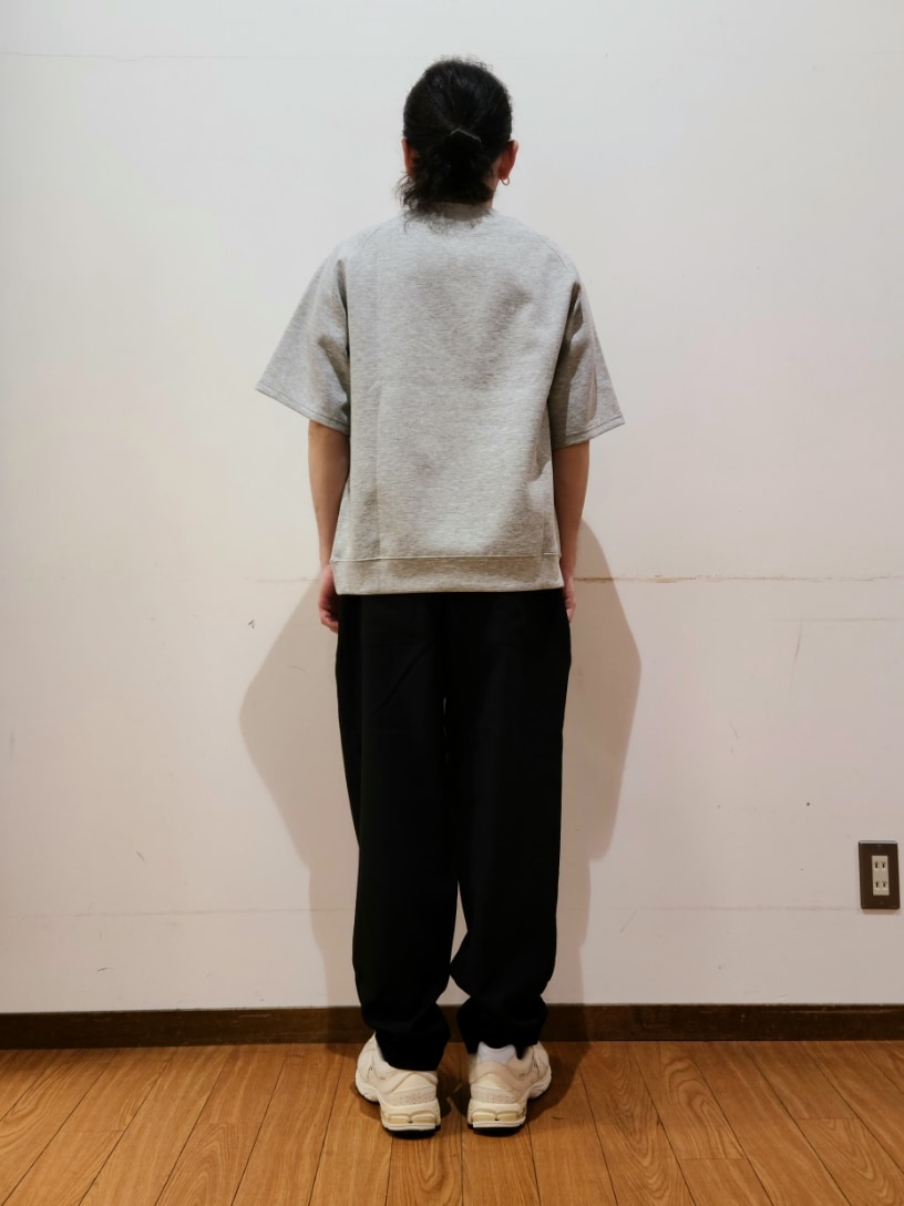 グレー系のスウェット、ブラック系のその他パンツを着用したメンズの春コーディネートの3枚目の写真