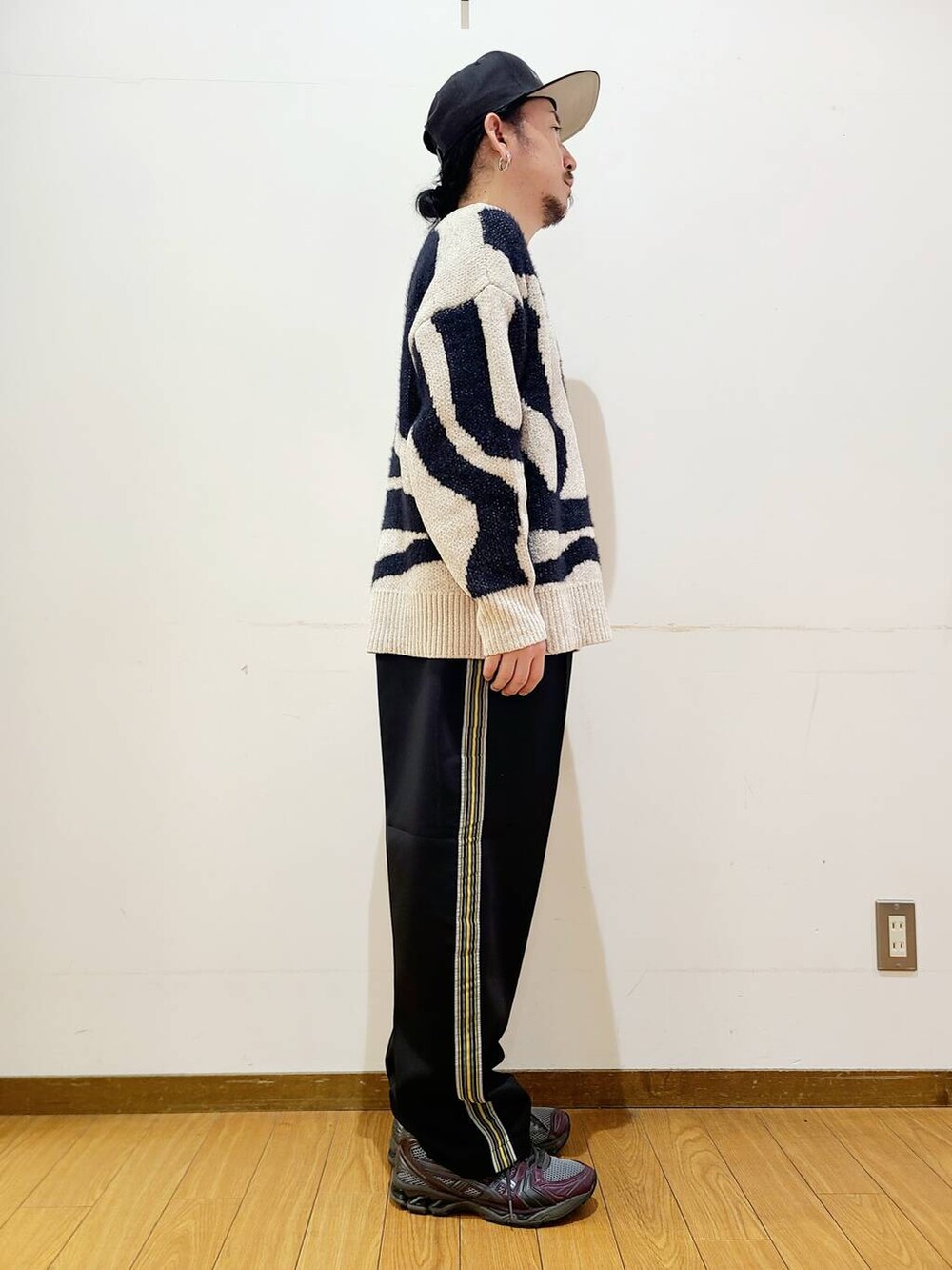 ブラック系のその他パンツ、ホワイト系のニット/セーターを着用したメンズの冬コーディネートの2枚目の写真