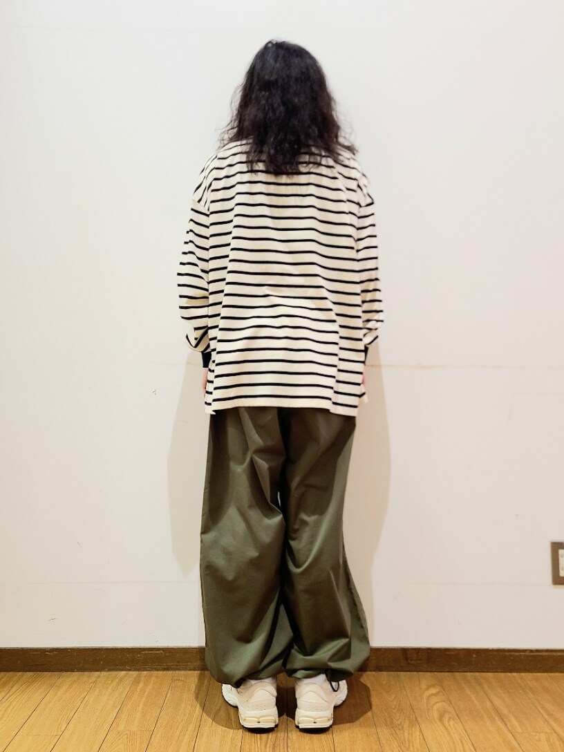 ブルー系のTシャツ/カットソー、グリーン系のカーゴパンツ、ブラウン系のメガネを着用したメンズの春コーディネートの3枚目の写真