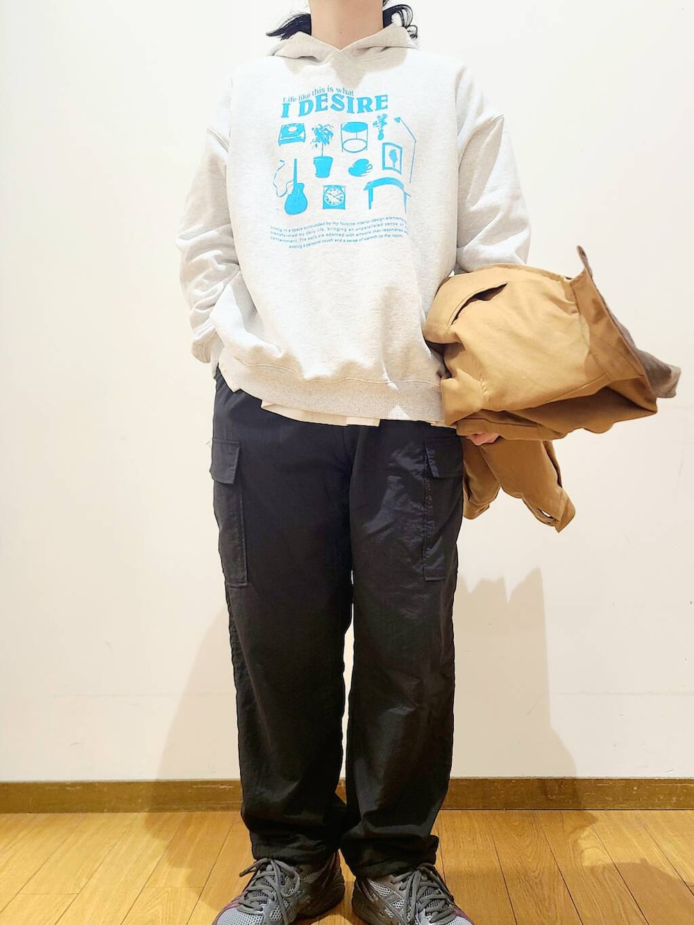 ブラック系のその他パンツ、イエロー系のその他アウター、グレー系のパーカーを着用したメンズの冬コーディネートの7枚目の写真