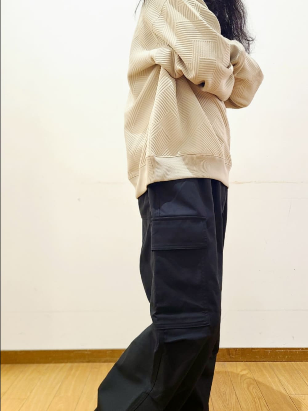 ベージュ系のスウェット、ブラック系のその他パンツを着用したメンズの冬コーディネートの5枚目の写真