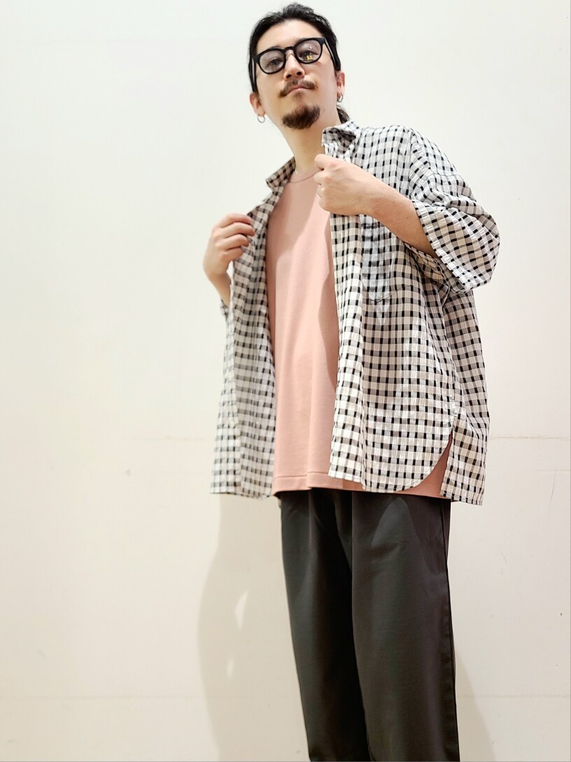 ブラック系のシャツ/ブラウス、ピンク系のTシャツ/カットソー、ブラック系のその他パンツを着用したメンズの夏コーディネートの5枚目の写真