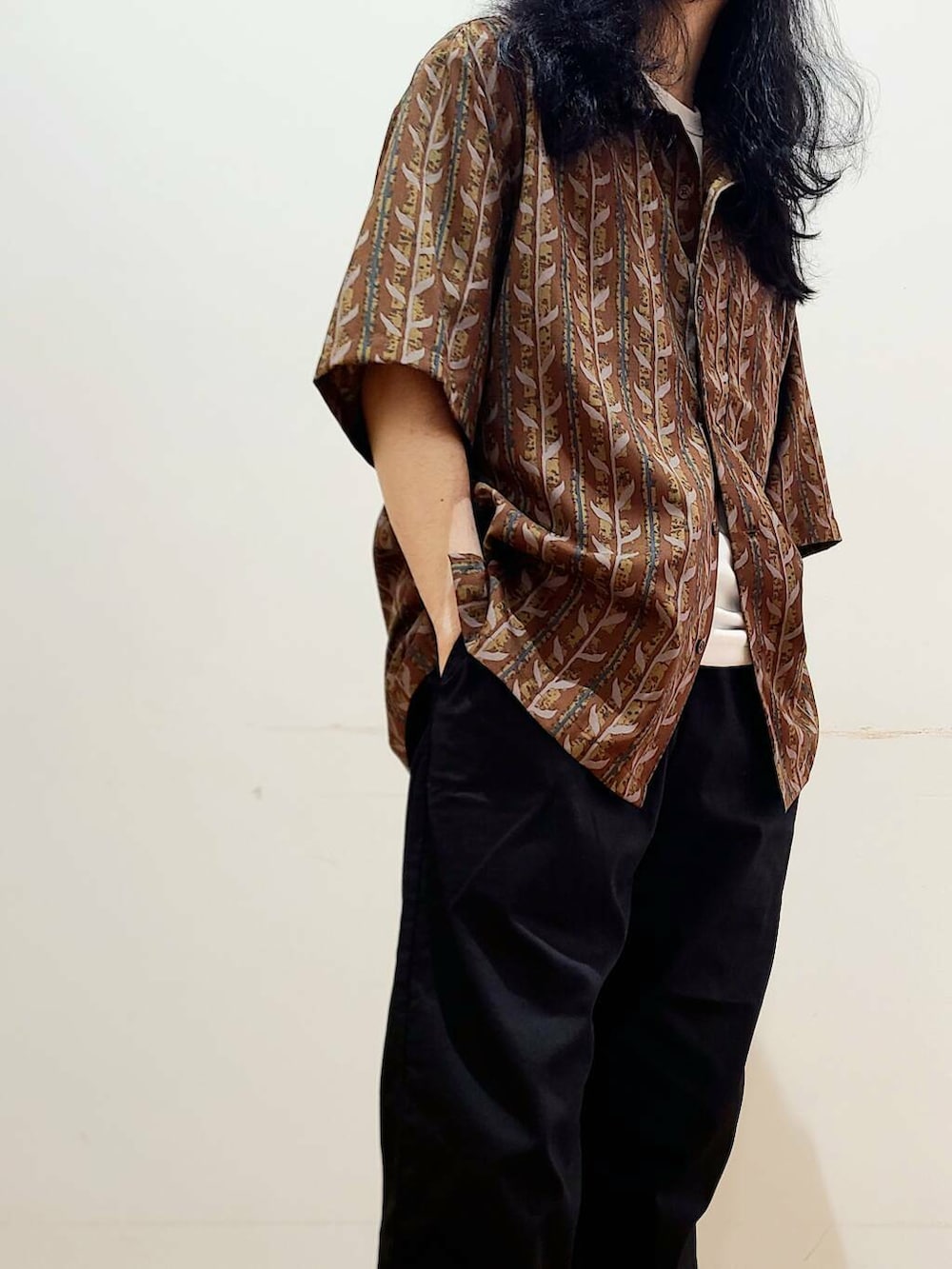 ブラック系のその他パンツ、ホワイト系のTシャツ/カットソー、ブラウン系のシャツ/ブラウスを着用したメンズの春コーディネートの6枚目の写真