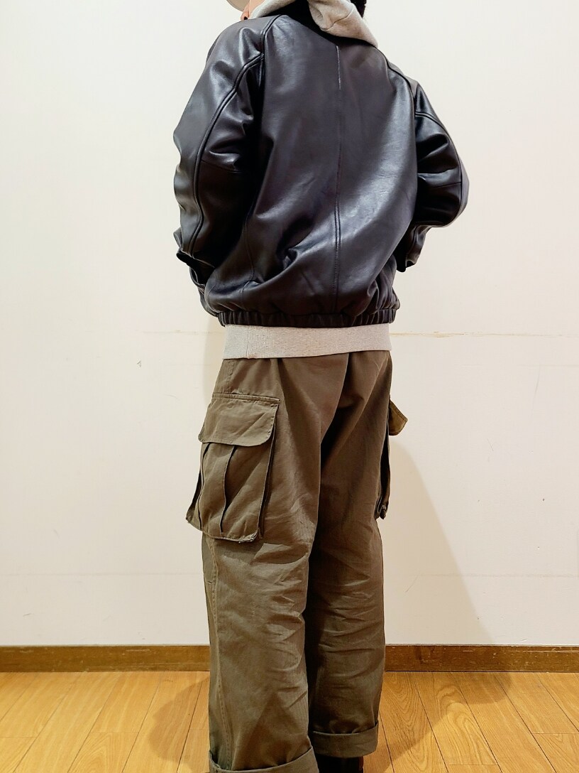 「低身長、低身長コーデ、低身長男子、ファッションを楽しもう、ITEMS URBANRESEARCH、アイテムズアーバンリサーチ、レザー、ブルゾン、カーゴパンツ、ロゴパーカー、チャンピオン パーカー、Champion、ローファー、キャップ」｜「ITEMS URBANRESEARCHのラムレザー ZIP UP ジャケット（ライダースジャケット、ブラック系）」を使った、アライタカノリさん（メンズ・164cm）の秋コーディネートの6枚目の写真