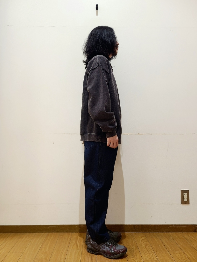 その他のスウェット、ブルー系のデニムパンツを着用したメンズの冬コーディネートの2枚目の写真