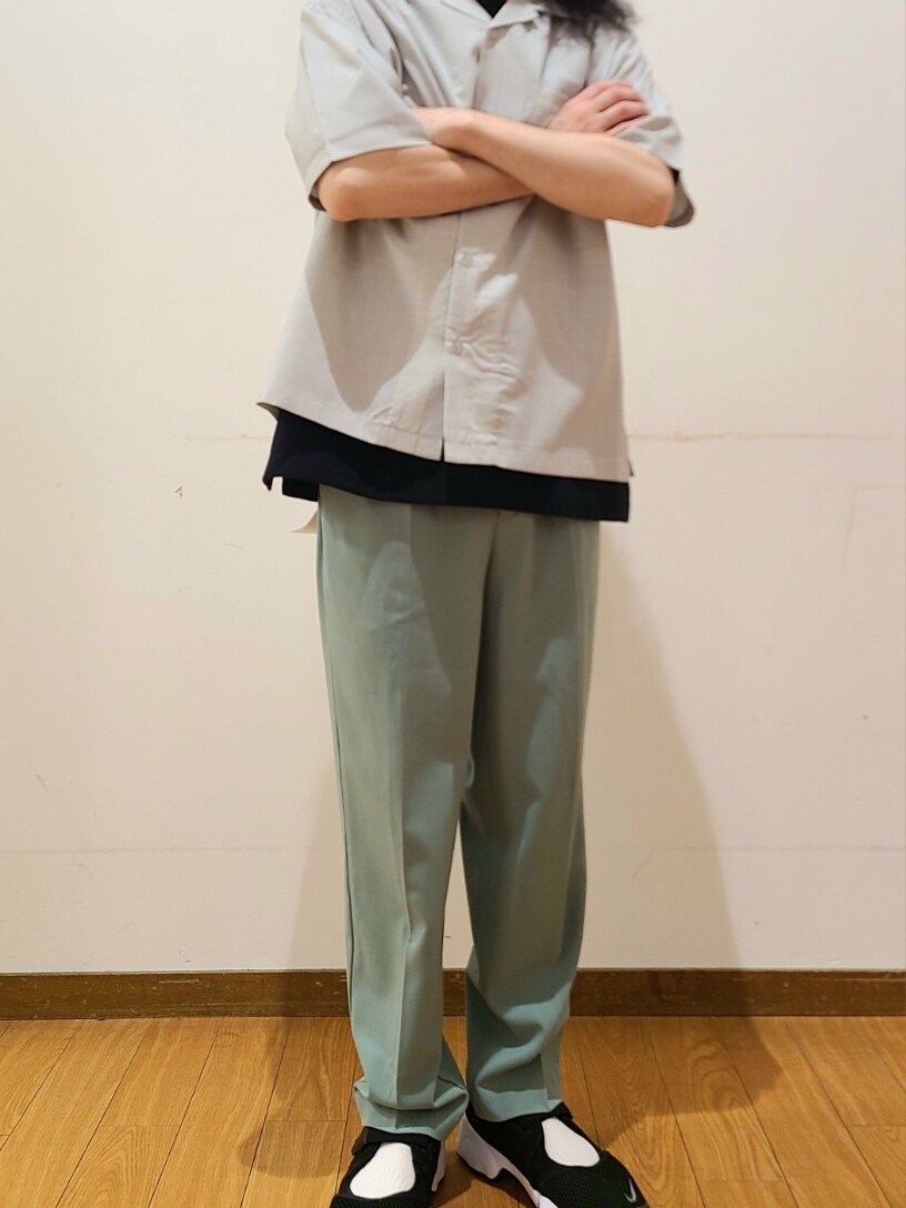 グレー系のシャツ/ブラウス、ブラック系のTシャツ/カットソー、グリーン系のその他パンツを着用したメンズの夏コーディネートの7枚目の写真