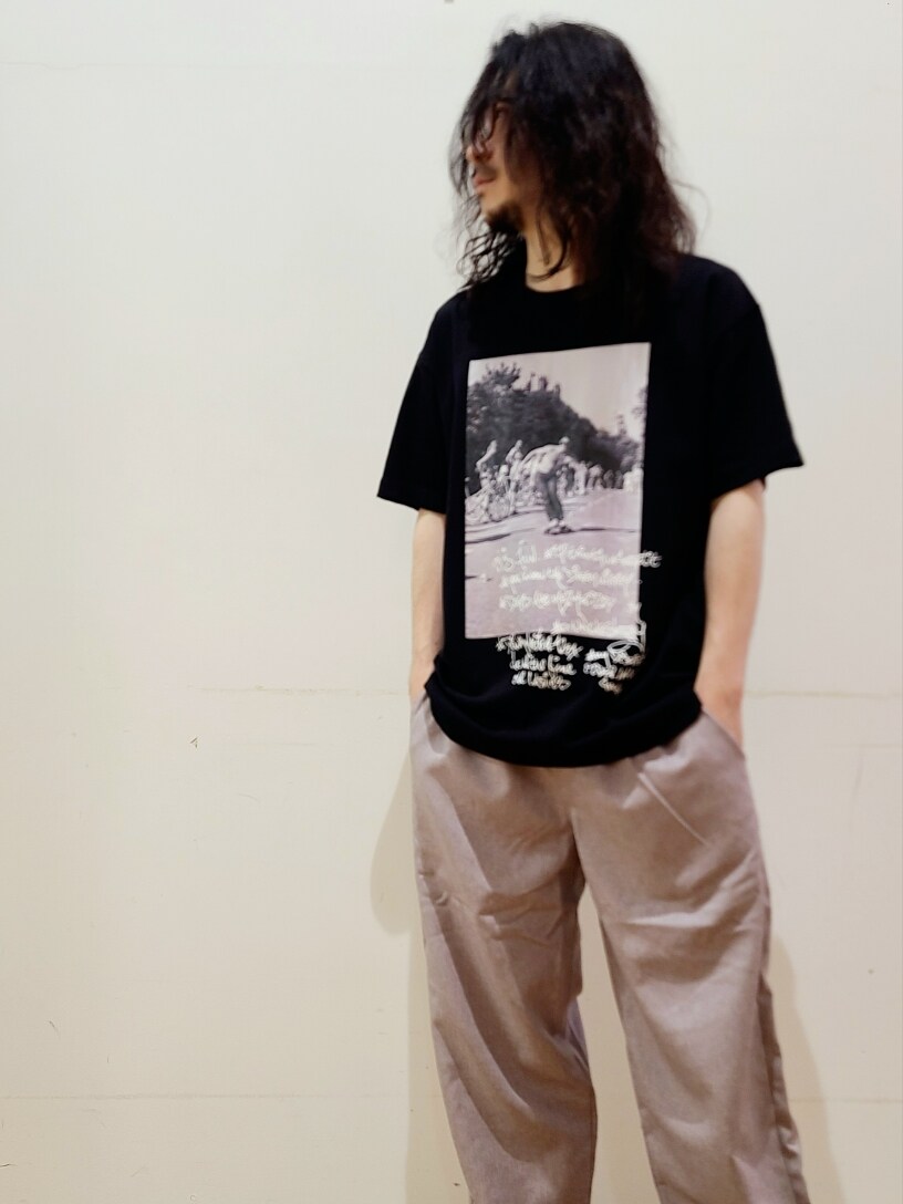 ブラック系のTシャツ/カットソー、グレー系のその他パンツ、ブラウン系のメガネを着用したメンズの春コーディネートの7枚目の写真