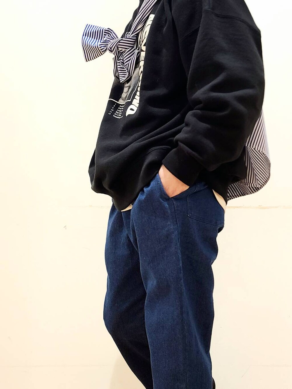 ブルー系のシャツ/ブラウス、ブルー系のその他パンツ、ブラック系のスウェットを着用したメンズの冬コーディネートの4枚目の写真