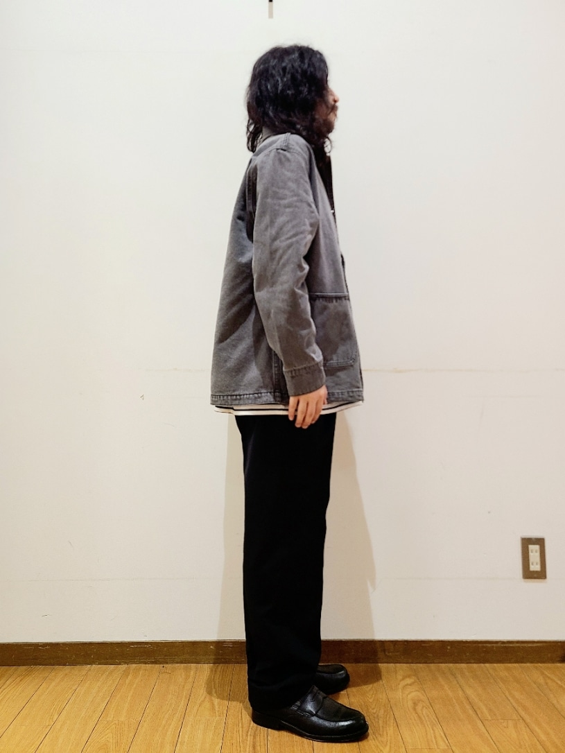 ブラック系のデニムジャケット、ブラック系のその他パンツを着用したメンズの秋コーディネートの2枚目の写真