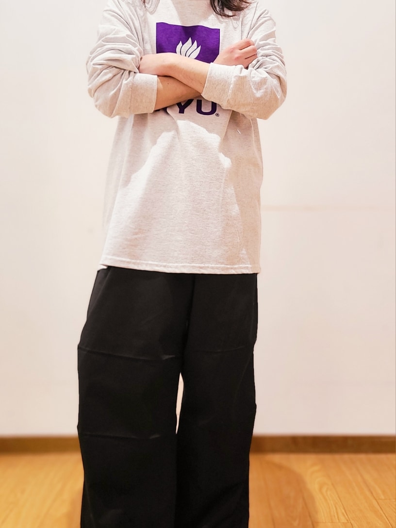グレー系のTシャツ/カットソー、ブラック系のカーゴパンツを着用したメンズの春コーディネートの5枚目の写真